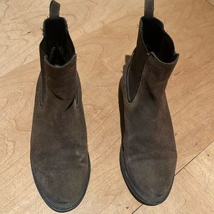 Duchess Chelsea boot in olive green/brown suede. Comfort & style all in one!